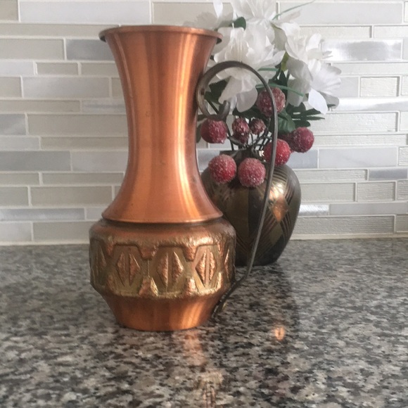 Antique Hammered Copper Pitcher Vase. - Picture 4 of 8